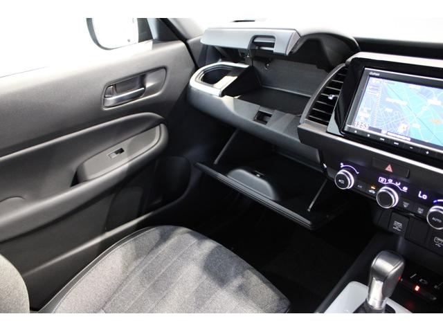 フィット e:HEVホーム 当社デモカー 衝突軽減B メモリーナビ ETC バックカメラ コーナーセンサー スマートキ Cソナー サイドエアバック USB 横滑り防止機能 バックモニター パワステ Aストップ Wエアバッグ(17枚目)