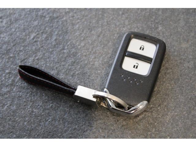 フィット e:HEVホーム 当社デモカー 衝突軽減B メモリーナビ ETC バックカメラ コーナーセンサー スマートキ Cソナー サイドエアバック USB 横滑り防止機能 バックモニター パワステ Aストップ Wエアバッグ(32枚目)