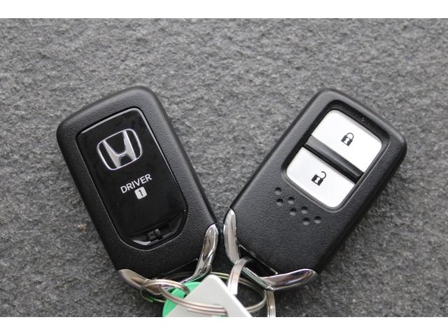 フィット ｅ：ＨＥＶホーム　レンタアップ　衝突軽減ブレーキ　ナビ　バックカメラ　ＥＴＣ　コーナーセンサー　スマキー　Ｂｌｕｅｔｏｏｔｈ　Ｃセンサー　整備記録簿　リヤカメラ　サイドＳＲＳ　ＬＥＤヘッドランプ　禁煙　スマートキー（32枚目）