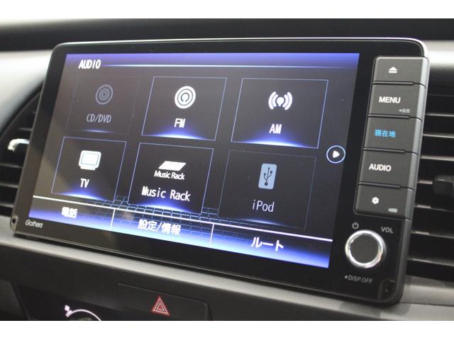 フィット ｅ：ＨＥＶホーム　純正ナビ　前後ドラレコ　フルセグ　バックカメラ　ＥＴＣ　シートヒーター　コーナーセンサー　衝突軽減ブレーキ　ＬＥＤヘッドライト　スペアキー　前後誤発進抑制機能　クリソナ　助手席エアバッグ　ＬＥＤライト（6枚目）