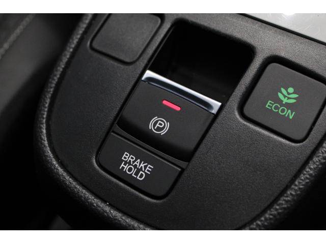 フィット ｅ：ＨＥＶホーム　純正ナビ　前後ドラレコ　フルセグ　バックカメラ　ＥＴＣ　シートヒーター　コーナーセンサー　衝突軽減ブレーキ　ＬＥＤヘッドライト　スペアキー　前後誤発進抑制機能　クリソナ　助手席エアバッグ　ＬＥＤライト（13枚目）