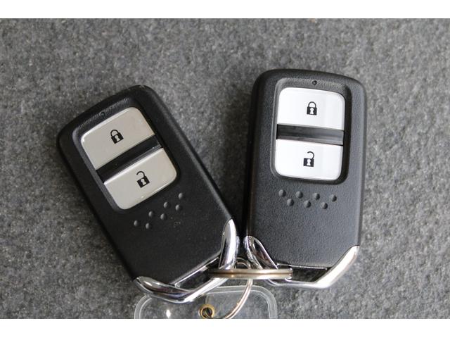 フィット ｅ：ＨＥＶホーム　純正ナビ　前後ドラレコ　フルセグ　バックカメラ　ＥＴＣ　シートヒーター　コーナーセンサー　衝突軽減ブレーキ　ＬＥＤヘッドライト　スペアキー　前後誤発進抑制機能　クリソナ　助手席エアバッグ　ＬＥＤライト（34枚目）