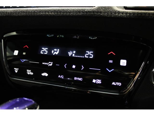 オートエアコンが装備されています！お好みの温度設定をするだけでエアコンの風量やモードの切り替えを自動でコントロールしてくれます！ユーザーの操作が少なく燃費走行にもつながります！