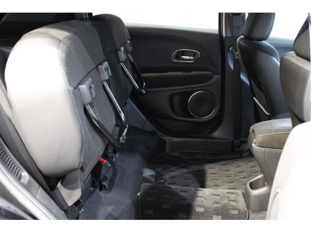 ＨＯＮＤＡ独自の機構！リアシートはチップアップ（跳ね上げ）することにより背の高い荷物も楽々積み込みすることが可能！！より空間を有効にするためにも大変便利なシートアレンジになります！！