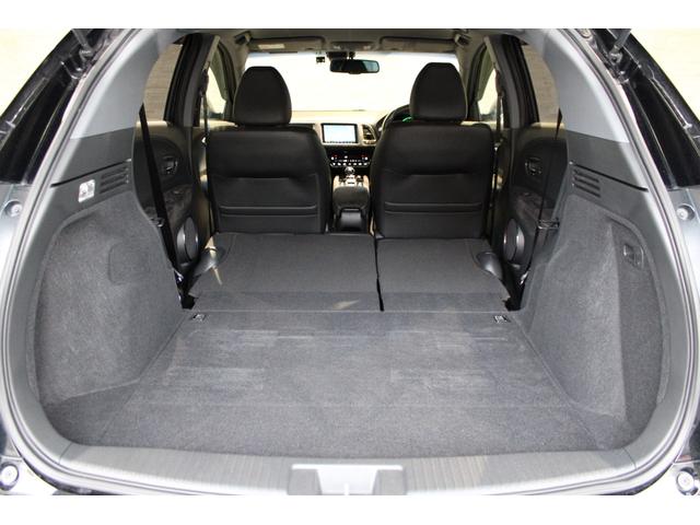 後席を倒すと大空間となります！！アウトドア用品などもたくさん積み込めます♪