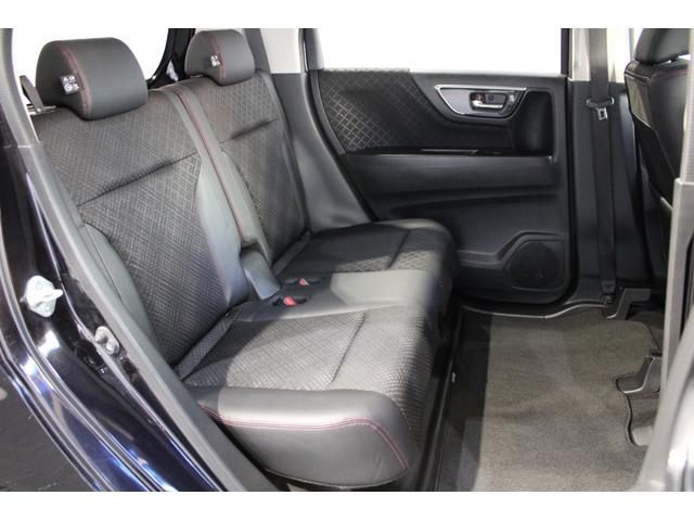 コンパクトな車体ですが後席もゆとりのある空間となっております!!