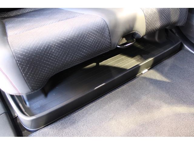 後席下部に収納が付いております♪