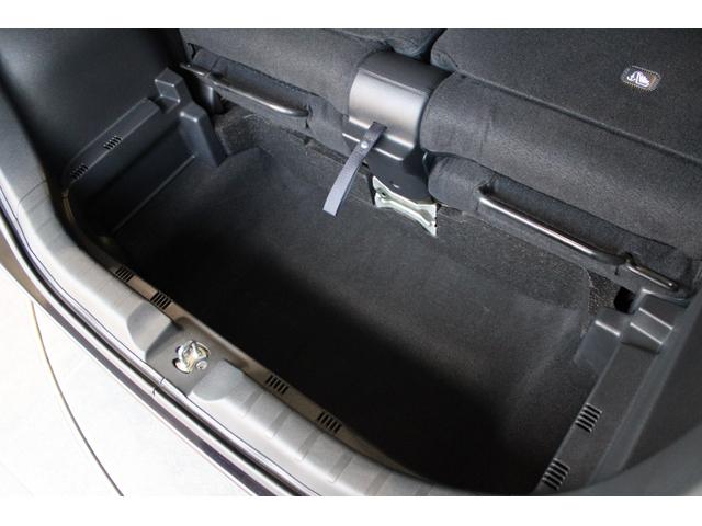 荷室下部にも収納がございます!!