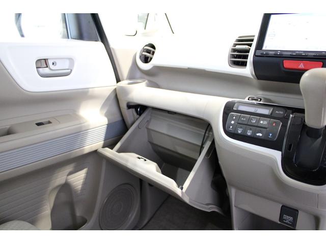 収納やドリンクホルダーも充実しております！！