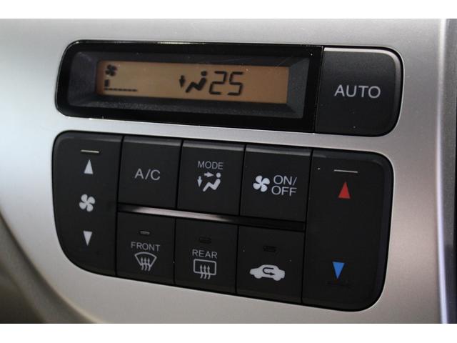 オートエアコンが装備されています！お好みの温度設定をするだけでエアコンの風量やモードの切り替えを自動でコントロールしてくれます！ユーザーの操作が少なく燃費走行にもつながります！
