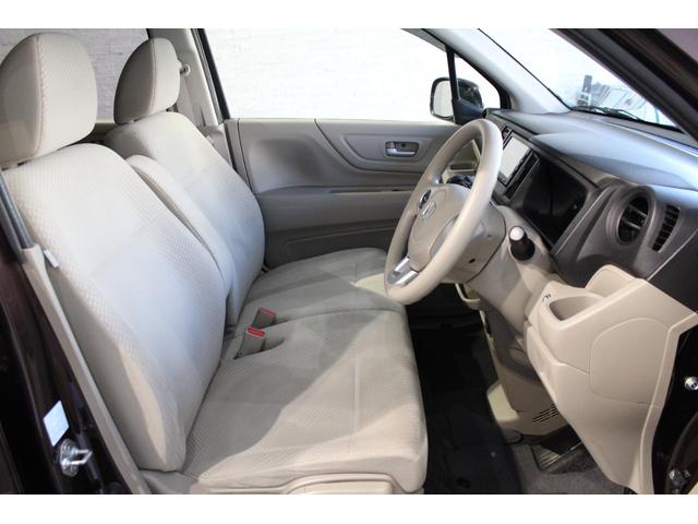 全ての座席で皆様に快適におくつろぎいただけるよう膝周りにゆとりを持たせ、心地よく座れるよう設計されています！！