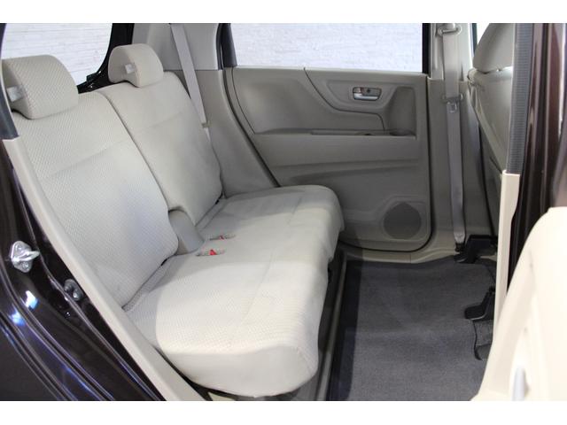 コンパクトな車体ですが後席もゆとりのある空間となっております！！