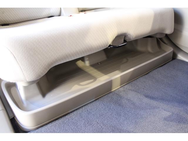 後席下部に収納がございます！！