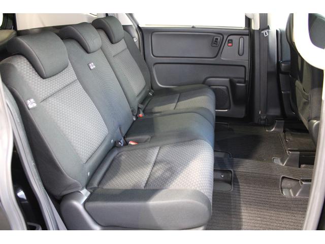 ２列目シートも足元はゆったりしており快適にお座り頂けます！後部座席にお乗りの方も楽しく広々と使用できます！