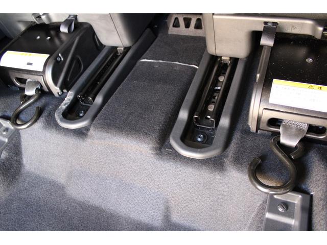 ２列目の座席足元に電動巻取りのウィンチが搭載されております！！