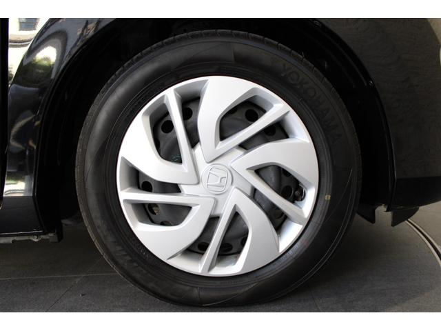 純正のホイールカバーが足元を飾ります♪タイヤサイズは１８５／６５Ｒ１５を装備しております！！