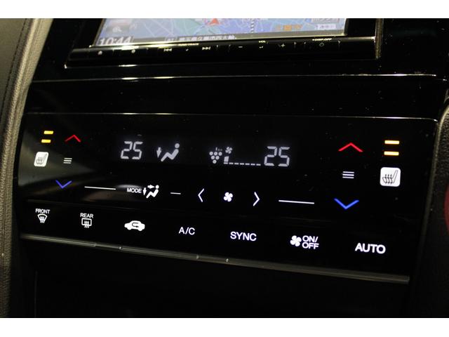 オートエアコンが装備されています！お好みの温度設定をするだけでエアコンの風量やモードの切り替えを自動でコントロールしてくれます！ユーザーの操作が少なく燃費走行にもつながります！