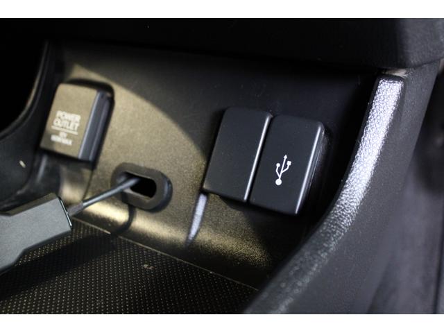 ＵＳＢソケットはシフトレバー下に配置されております！！