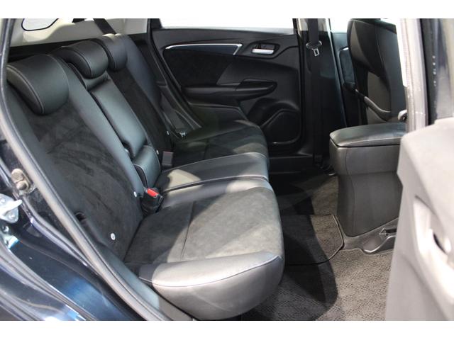 ２列目シートも足元はゆったりしており快適にお座り頂けます！後部座席にお乗りの方も楽しく広々と使用できます！