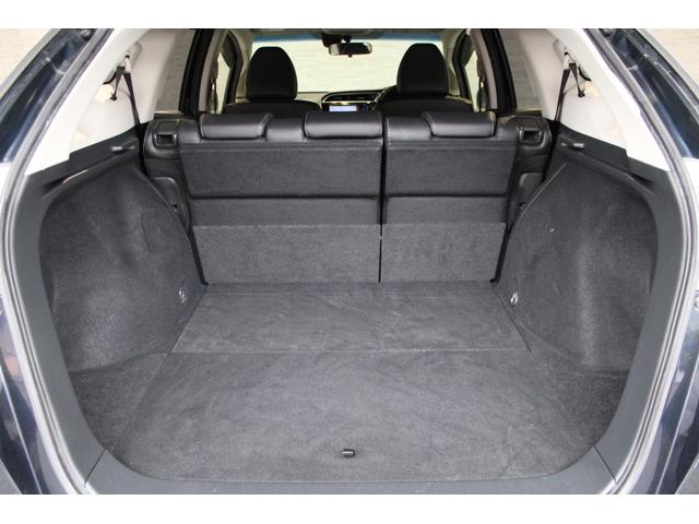 大口なテールゲートは活用の幅を広げてくれます！幅広、低い床面で大きな荷物の出し入れが簡単になります！日々のショッピング、レジャー等、生活を一段上のものにしてくれます！