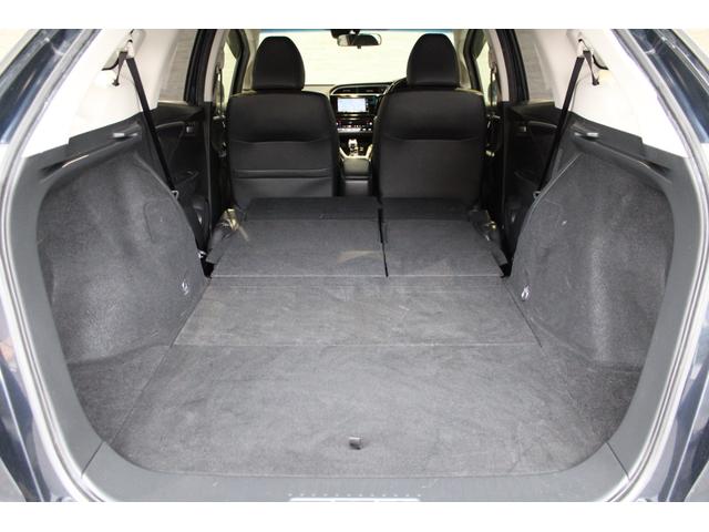 後席を倒すと更に広々と荷室をご使用いただけます♪