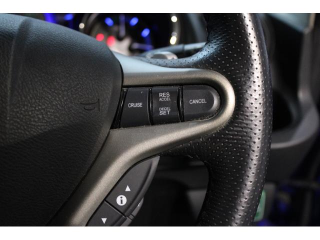 クルーズコントロールが装備されており、速度設定をするだけで一定の速度で走行が可能！一定速度の走行なので燃費の向上やアクセルペダルを踏む必要が無いので長距離ドライブが快適になります！