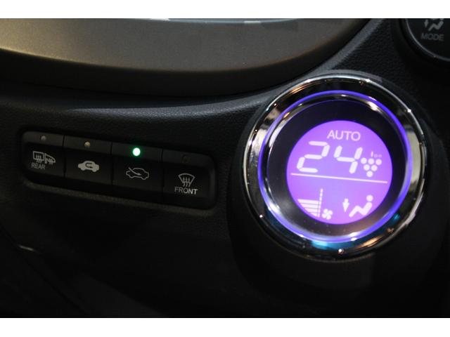 オートエアコンが装備されています！お好みの温度設定をするだけでエアコンの風量やモードの切り替えを自動でコントロールしてくれます！ユーザーの操作が少なく燃費走行にもつながります！