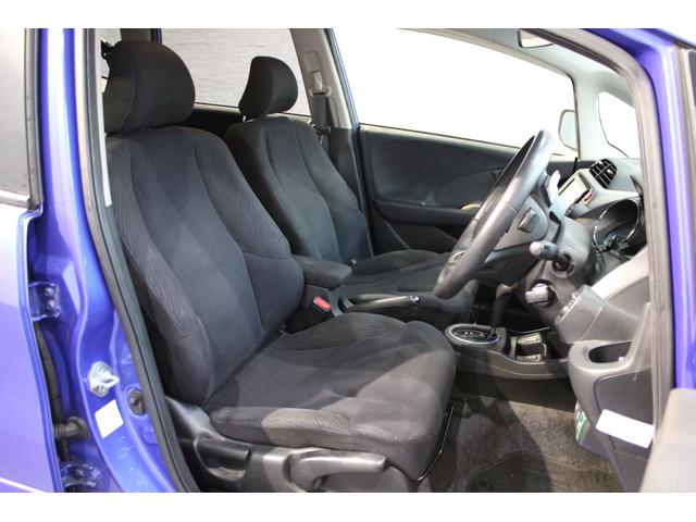 全ての座席で皆様に快適におくつろぎいただけるよう膝周りにゆとりを持たせ、心地よく座れるよう設計されています！！