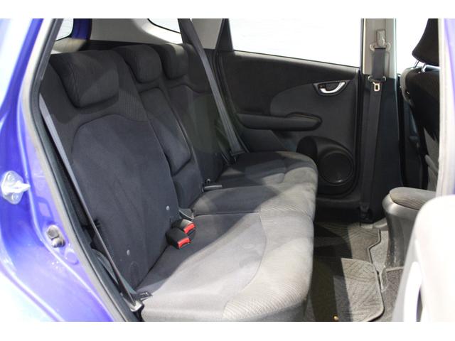 後席もゆとりのある空間となっております！！