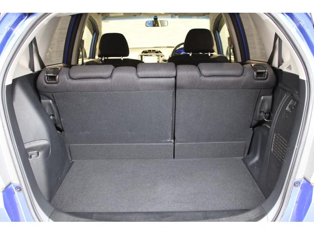 奥行きのあるラゲッジルームとなっております！！