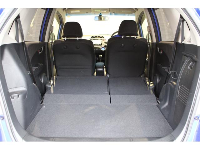 後席を倒すと大空間となります！！アウトドア用品などもたくさん積み込めます♪
