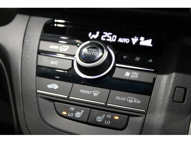 オートエアコンが装備されています！お好みの温度設定をするだけでエアコンの風量やモードの切り替えを自動でコントロールしてくれます！ユーザーの操作が少なく燃費走行にもつながります！