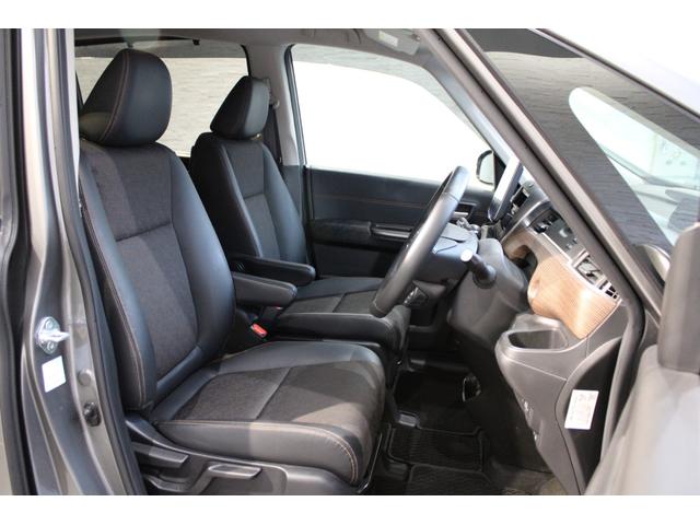 全ての座席で皆様に快適におくつろぎいただけるよう膝周りにゆとりを持たせ、心地よく座れるよう設計されています！！