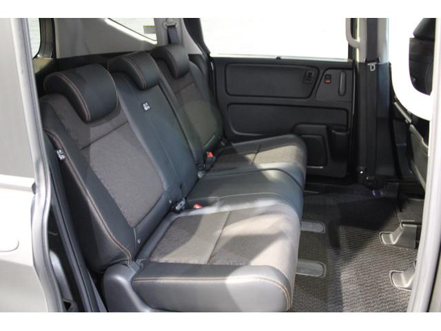 ２列目シートも足元はゆったりしており快適にお座り頂けます！後部座席にお乗りの方も楽しく広々と使用できます！