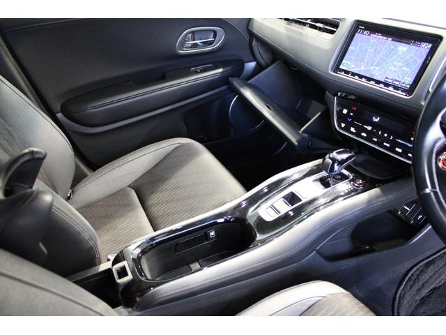 ヴェゼル ハイブリッドZ・ホンダセンシング 雹損害有 純正ナビ 純正ドラレコ ETC フルセグ デュアルエアコン シートヒーター パドルシフト Bluetooth フォグランプ 電子パーキング オートリトラミラー スマートキー レーダーサポート(17枚目)