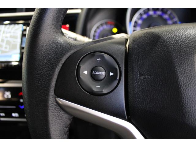 フィット １５Ｘ・Ｌパッケージ　純正ナビ　バックカメラ　フォグライト　ドアバイザー　ＥＴＣ　ステアリングスイッチ　クルーズコントロール　助手席エアバッグ　ＵＳＢ　アイドリングストップ　フルセグＴＶ　スマートキー　フルオートエアコン（6枚目）