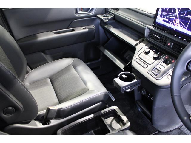 ステップワゴン ｅ：ＨＥＶスパーダ　純正ナビ　リヤ席モニター　マルチビュー　フルセグ　両側電動スライドドア　ＥＴＣ　シートヒーター　ブラインドスポットモニター　パワーテールゲート　Ｂｌｕｅｔｏｏｔｈ　スマートキー　１オーナー　ＥＳＣ（17枚目）