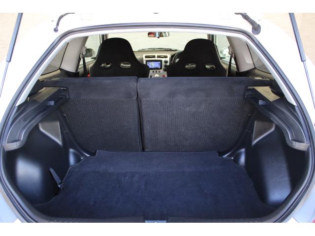 シビック タイプＲ　６速ＭＴ　メモリーナビ　フルセグ　ＥＴＣ　Ｂｌｕｅｔｏｏｔｈ　ＨＩＤヘッドライト　純正アルミホイール　キーレス　パワステ　ＤＶＤ　ナビＴＶ　ＡＢＳ　エアバッグ　パワーウインドウ　マニュアルエアコン（16枚目）