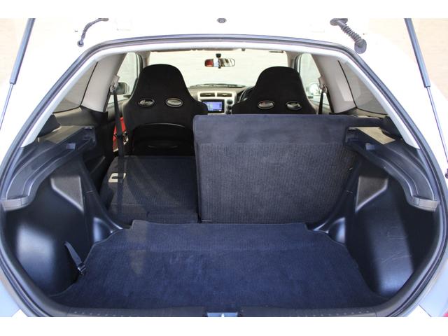 シビック タイプＲ　６速ＭＴ　メモリーナビ　フルセグ　ＥＴＣ　Ｂｌｕｅｔｏｏｔｈ　ＨＩＤヘッドライト　純正アルミホイール　キーレス　パワステ　ＤＶＤ　ナビＴＶ　ＡＢＳ　エアバッグ　パワーウインドウ　マニュアルエアコン（17枚目）