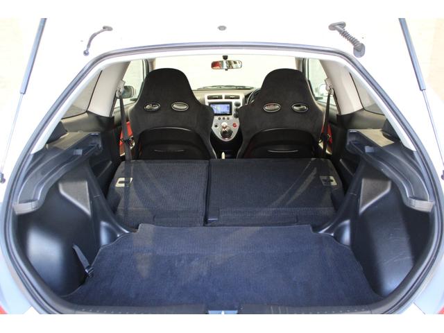 シビック タイプＲ　６速ＭＴ　メモリーナビ　フルセグ　ＥＴＣ　Ｂｌｕｅｔｏｏｔｈ　ＨＩＤヘッドライト　純正アルミホイール　キーレス　パワステ　ＤＶＤ　ナビＴＶ　ＡＢＳ　エアバッグ　パワーウインドウ　マニュアルエアコン（18枚目）