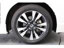 純正アルミホイールが足元を飾ります!!タイヤサイズは185/60R15を装備しております!!