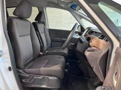 前方の視界も良く足元も広々としているので運転しやすいです♪ 5