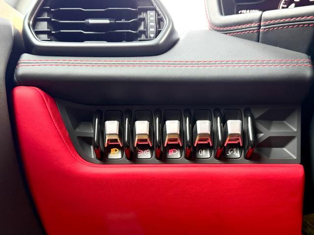 ウラカン ＬＰ６１０－４　社外リアウィング／シートヒーター／アラウンドビューモニター／赤黒コンビシート／純正２０インチＡＷ／カーボンセラミックブレーキ／ＧＰＳレーダー／前後パークセンサー／ガラスエンジンフード（15枚目）