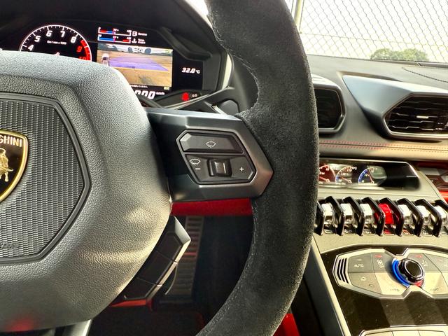 ウラカン ＬＰ６１０－４　社外リアウィング／シートヒーター／アラウンドビューモニター／赤黒コンビシート／純正２０インチＡＷ／カーボンセラミックブレーキ／ＧＰＳレーダー／前後パークセンサー／ガラスエンジンフード（22枚目）