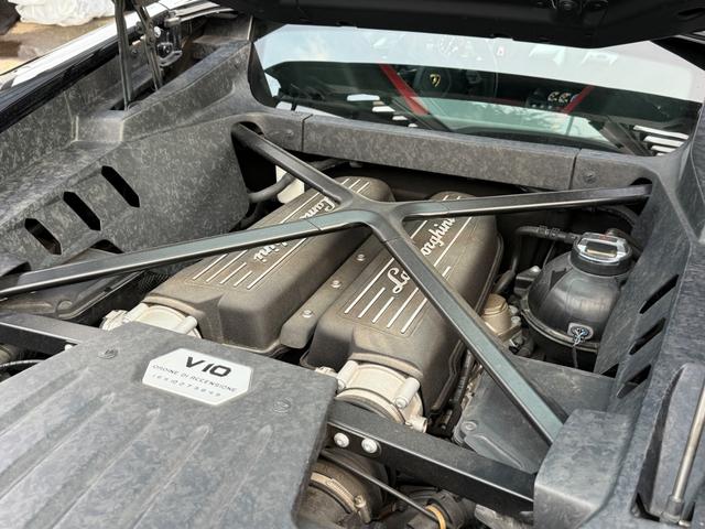ウラカン ＬＰ６１０－４　社外リアウィング／シートヒーター／アラウンドビューモニター／赤黒コンビシート／純正２０インチＡＷ／カーボンセラミックブレーキ／ＧＰＳレーダー／前後パークセンサー／ガラスエンジンフード（46枚目）