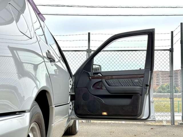 装備：ワンオーナー／サンルーフ／社外パナソニックナビ／ブラックフルレザーシート／シートヒーター／電動テールゲート／メモリー機能付き電動シート／バックカメラ／純正１６インチＡＷ