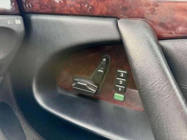 装備：ワンオーナー／サンルーフ／社外パナソニックナビ／ブラックフルレザーシート／シートヒーター／電動テールゲート／メモリー機能付き電動シート／バックカメラ／純正１６インチＡＷ