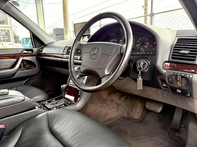 装備：ワンオーナー／サンルーフ／社外パナソニックナビ／ブラックフルレザーシート／シートヒーター／電動テールゲート／メモリー機能付き電動シート／バックカメラ／純正１６インチＡＷ