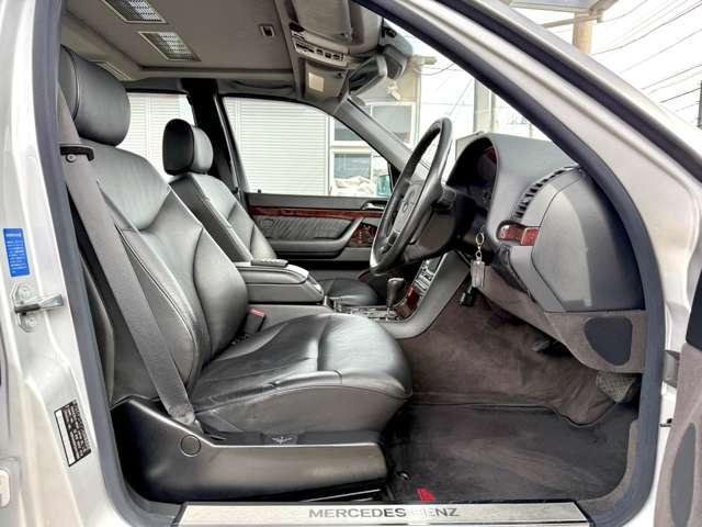 装備：ワンオーナー／サンルーフ／社外パナソニックナビ／ブラックフルレザーシート／シートヒーター／電動テールゲート／メモリー機能付き電動シート／バックカメラ／純正１６インチＡＷ