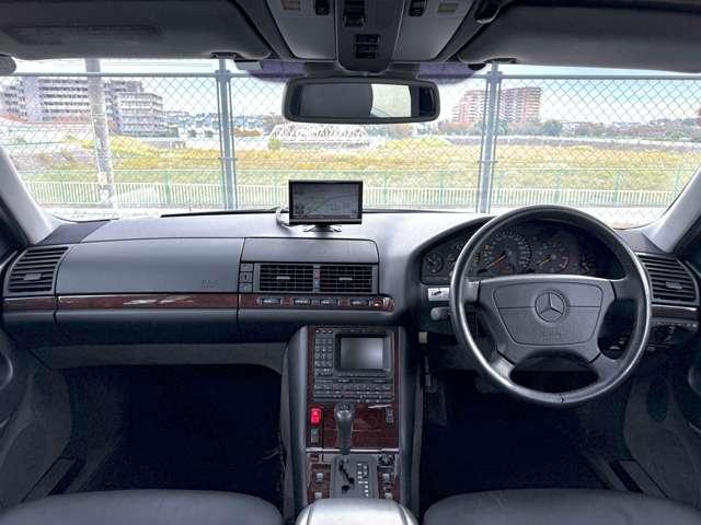 装備：ワンオーナー／サンルーフ／社外パナソニックナビ／ブラックフルレザーシート／シートヒーター／電動テールゲート／メモリー機能付き電動シート／バックカメラ／純正１６インチＡＷ